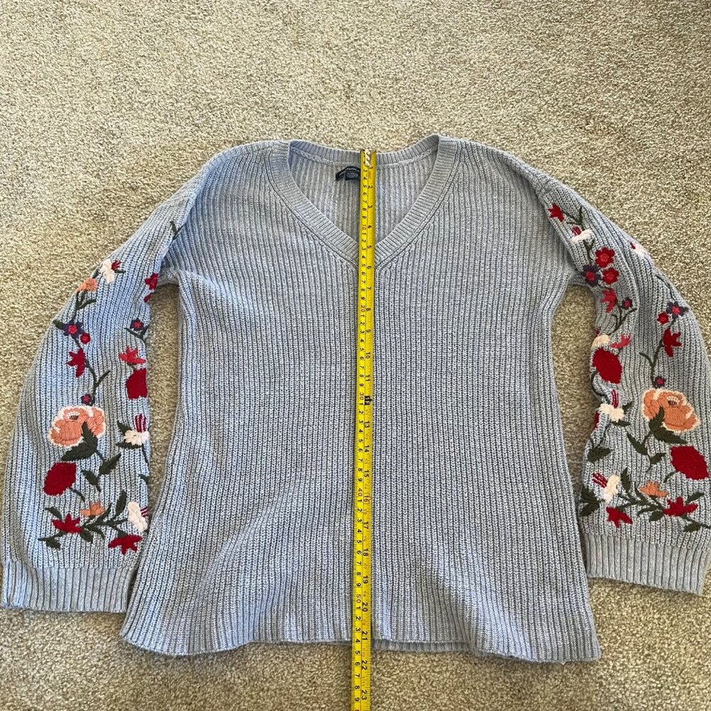 American Eagle Knit Periwinkle Top with Embroidered Floral Print On Bell Sleeves - Picture 8 of 10